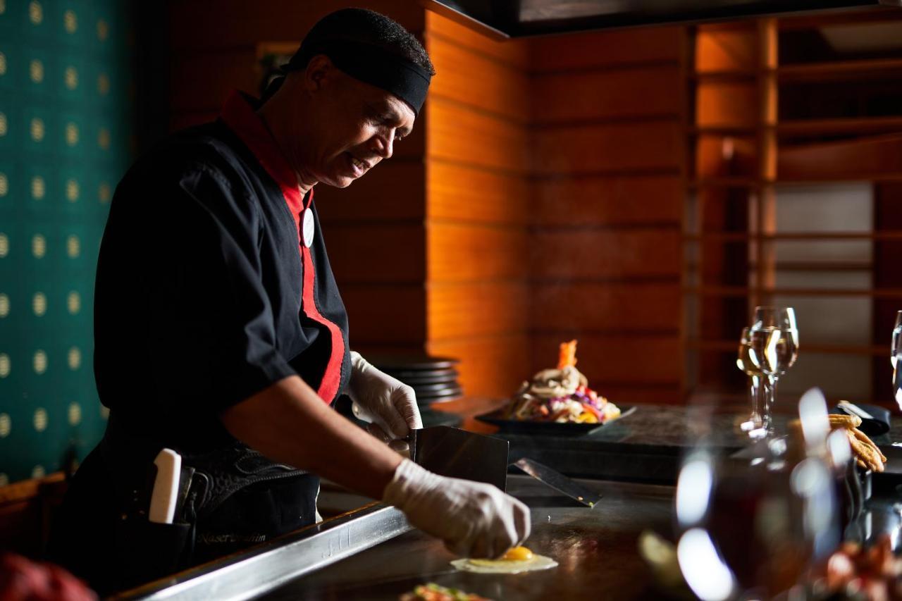 לוקסור Sonesta St. George Hotel - Convention Center מראה חיצוני תמונה A sushi chef at work