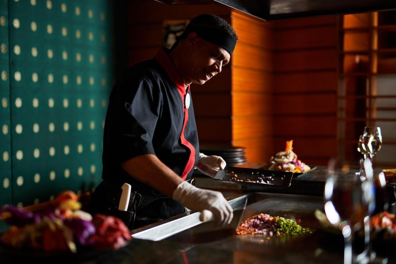 לוקסור Sonesta St. George Hotel - Convention Center מראה חיצוני תמונה A Thai chef preparing a meal