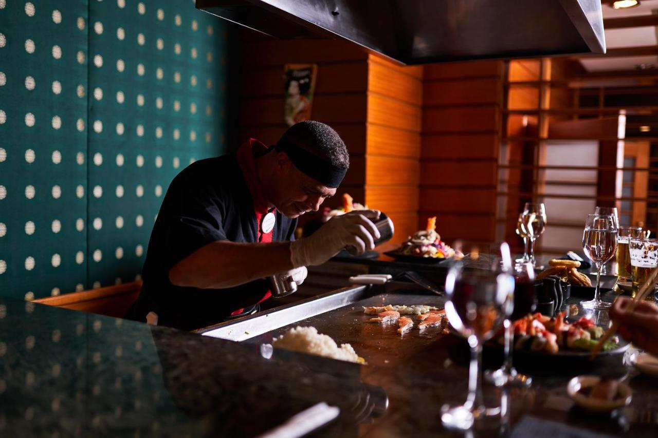 לוקסור Sonesta St. George Hotel - Convention Center מראה חיצוני תמונה Chef preparing sushi