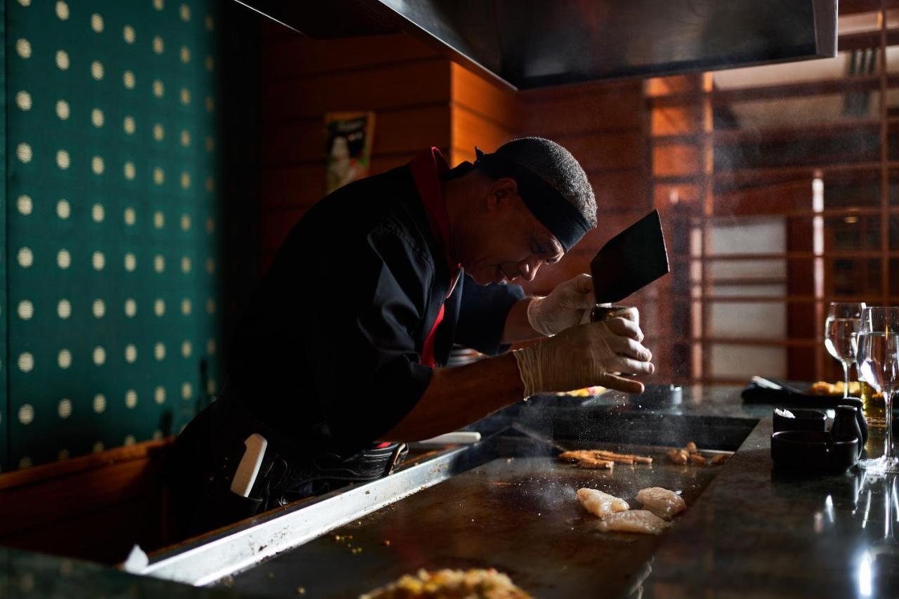 לוקסור Sonesta St. George Hotel - Convention Center מראה חיצוני תמונה A teppanyaki chef cooking