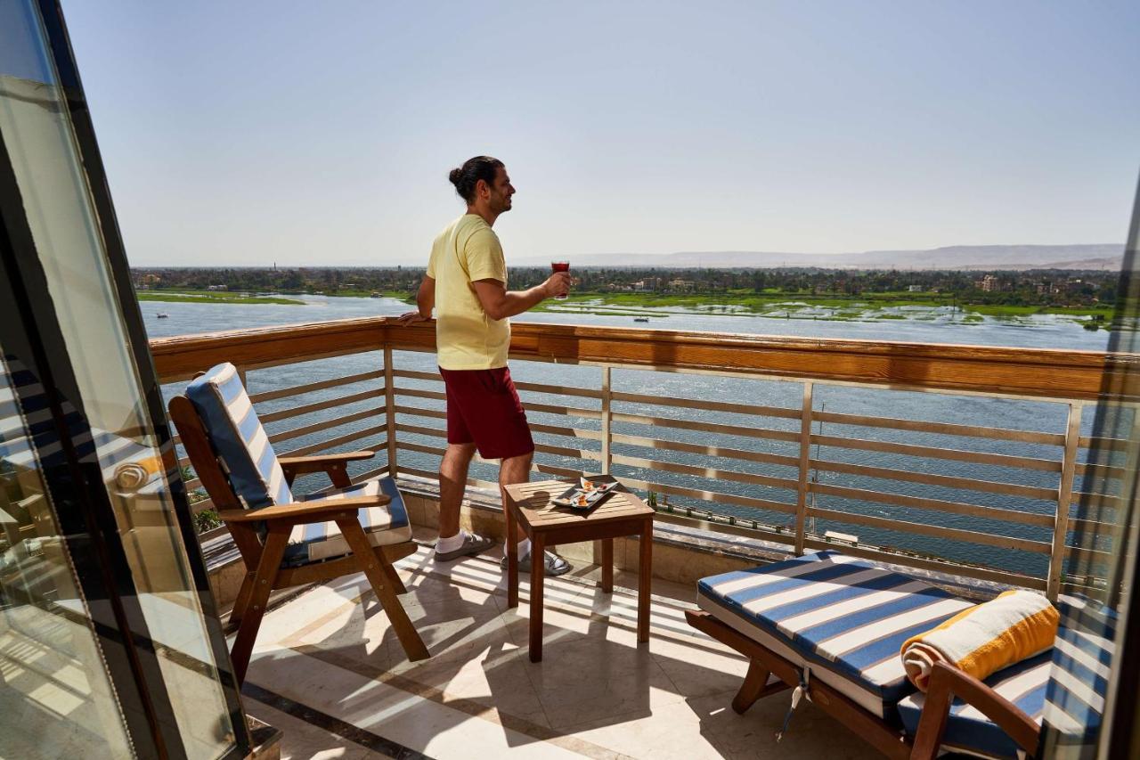 לוקסור Sonesta St. George Hotel - Convention Center מראה חיצוני תמונה A balcony on a Nile cruise ship
