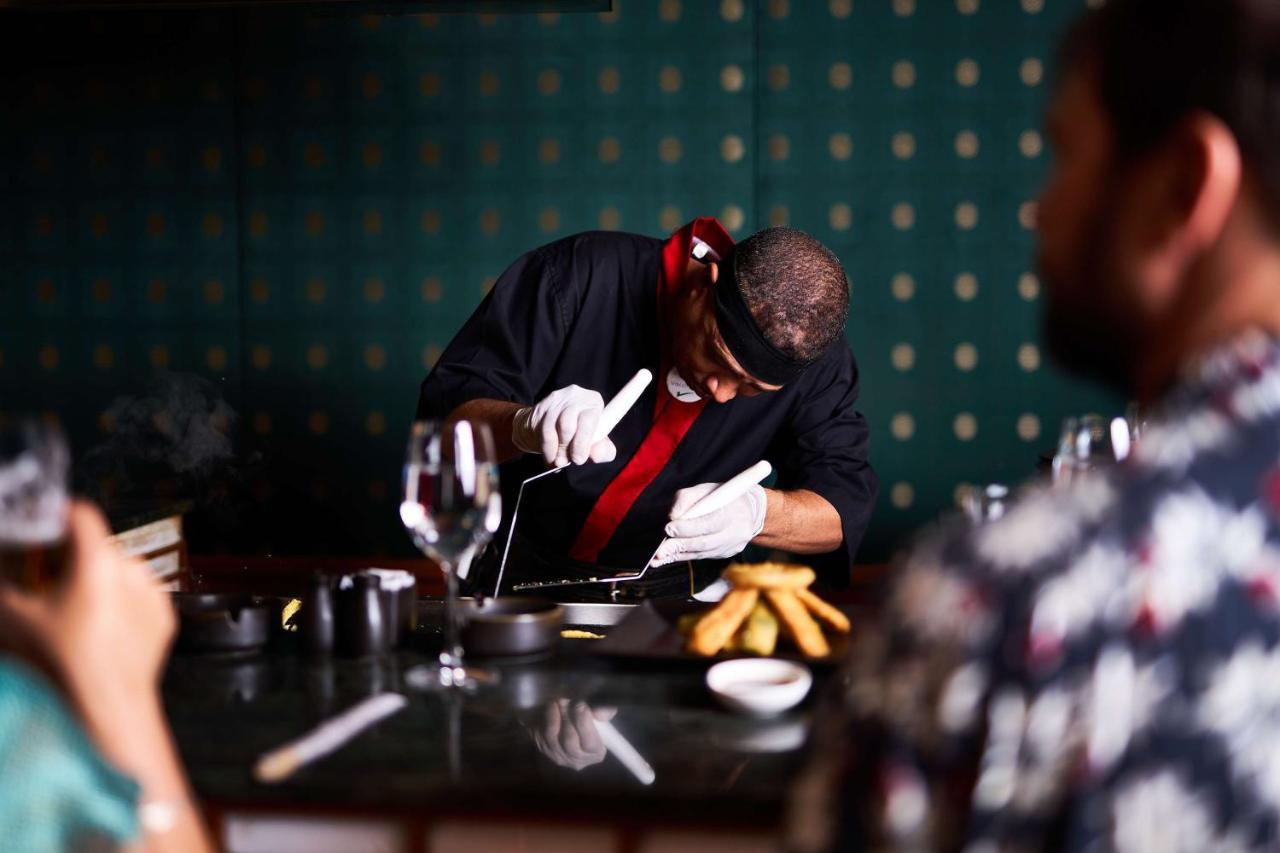 לוקסור Sonesta St. George Hotel - Convention Center מראה חיצוני תמונה Chef preparing a meal