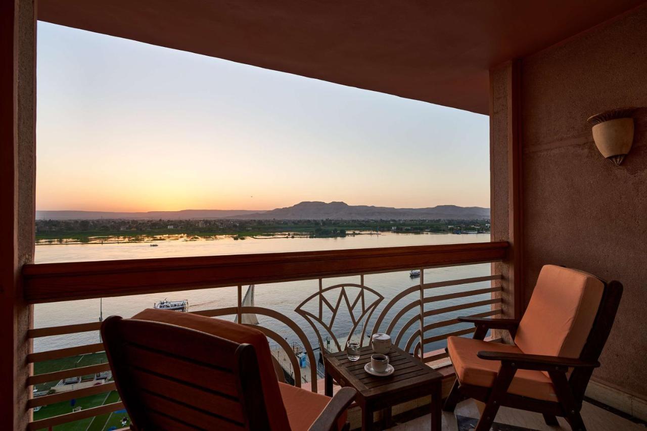 לוקסור Sonesta St. George Hotel - Convention Center מראה חיצוני תמונה View of the Nile from the Four Seasons Hotel