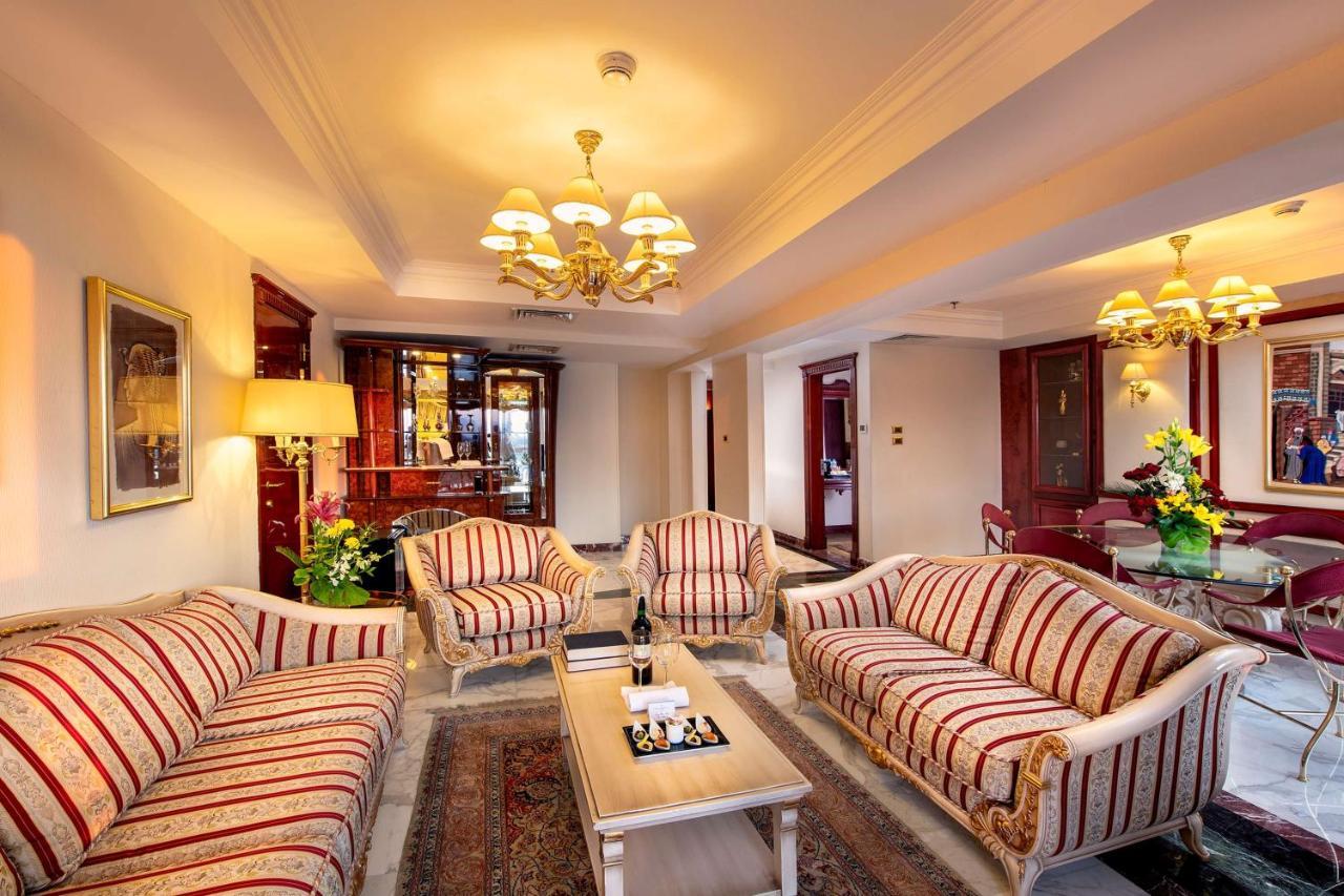 לוקסור Sonesta St. George Hotel - Convention Center מראה חיצוני תמונה A living room in a suite at the Grand Hotel