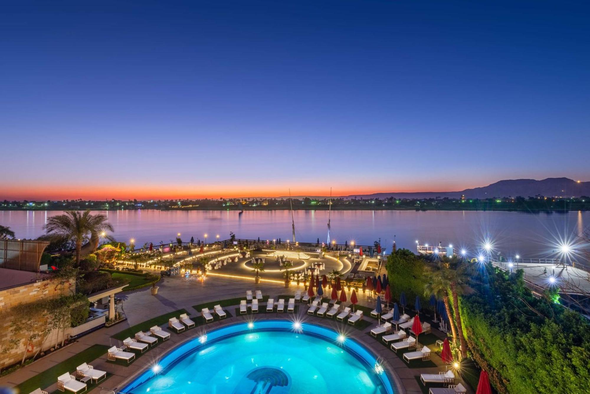 לוקסור Sonesta St. George Hotel - Convention Center מראה חיצוני תמונה The Nile at sunset