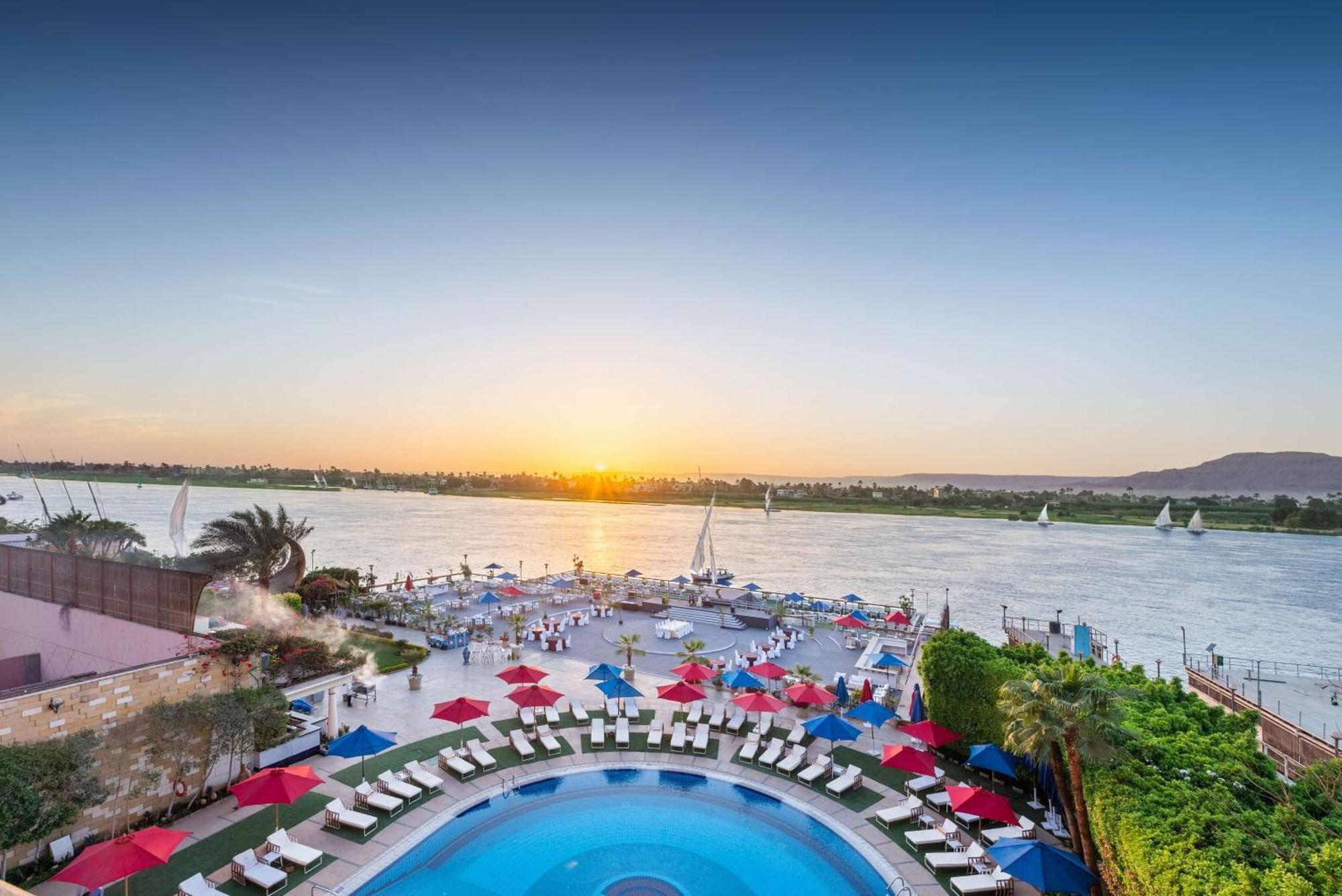לוקסור Sonesta St. George Hotel - Convention Center מראה חיצוני תמונה Sunset at the pool